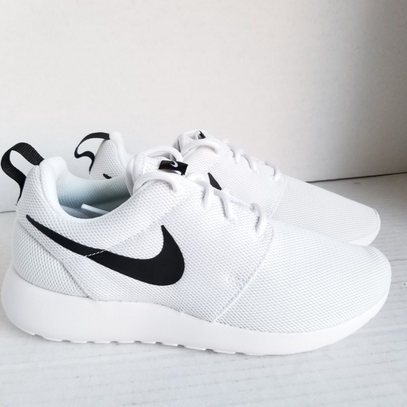 NEW Nike Roshe One White/Black Women 6.5 - Picture 3 of 6